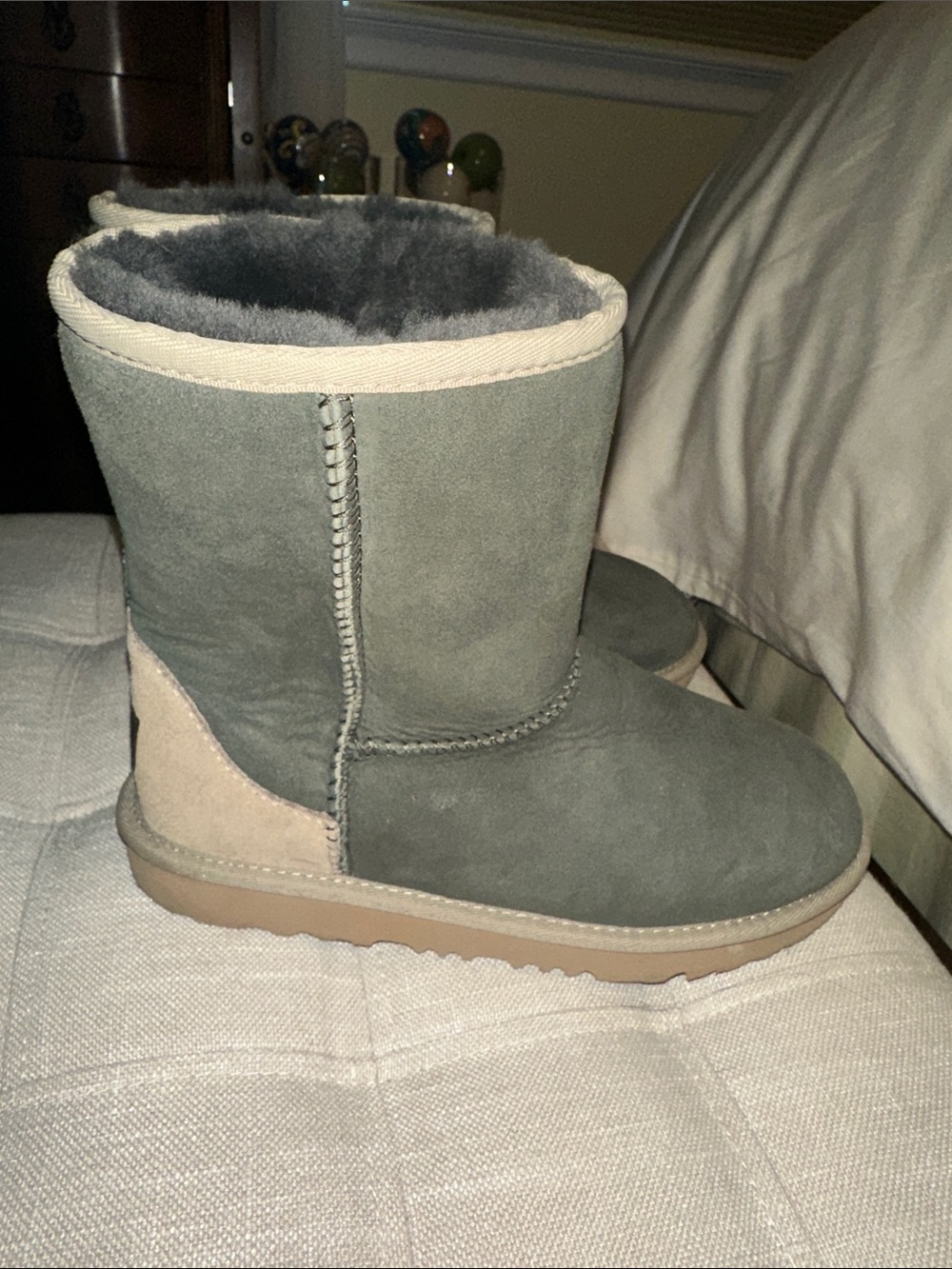 UGG  Kids Classic Short II Boots Worn Once Sz 4
